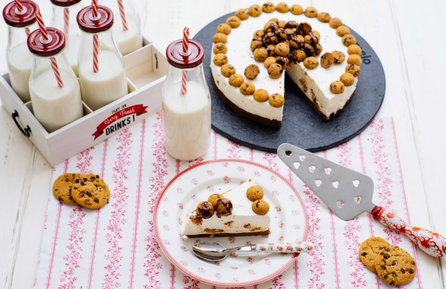 Обои картинки фото еда, торты, шоколад, молоко, печенье, суфле, торт