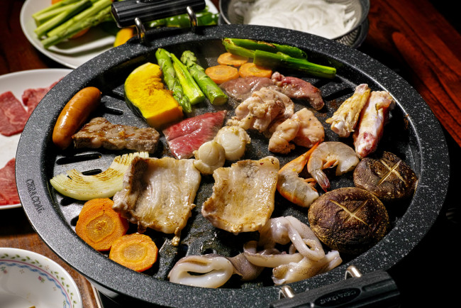 Обои картинки фото еда, рыбные блюда,  с морепродуктами, креветки, ветчина, овощи