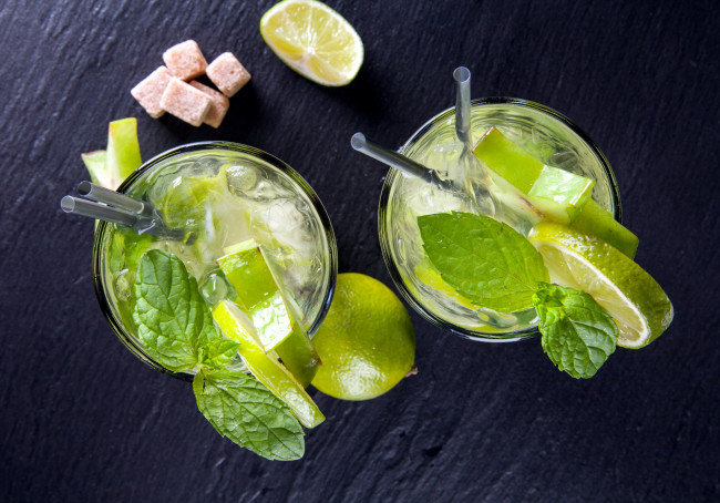 Обои картинки фото еда, напитки,  коктейль, карамбола, мята, лимон, сахар