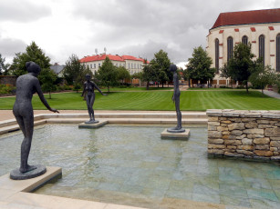 Картинка разное садовые+и+парковые+скульптуры фигуры бассейн лужайка обнаженные девушки купальщицы