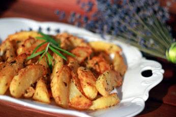 Картинка еда картофель ломтики розмарин лаванда