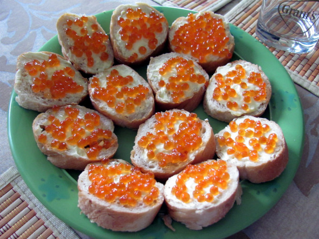 Обои картинки фото еда, икра, бутерброды, красная, багет