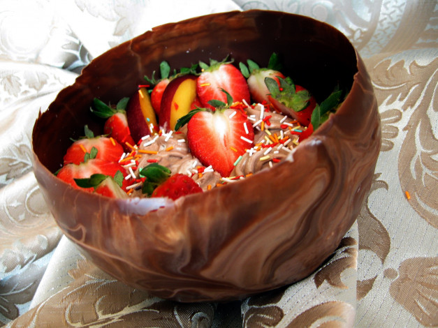 Обои картинки фото еда, мороженое,  десерты, клубника, ваза, шоколадная