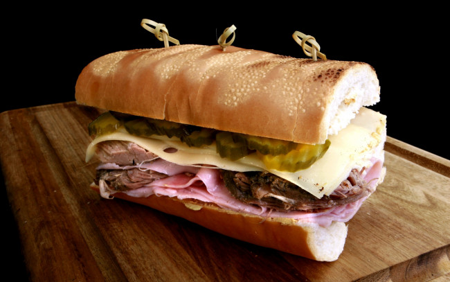 Обои картинки фото еда, бутерброды,  гамбургеры,  канапе, мясо, колбаса, сыр, огурцы, многослойный