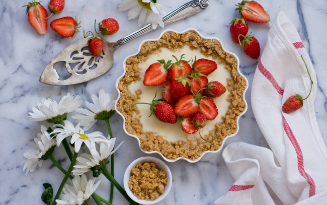 Обои картинки фото еда, пироги, клубника, пирог, натюрморт, полотенце, лопатка, цветы, ромашки, ягоды, клубничный