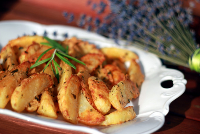 Обои картинки фото еда, картофель, ломтики, розмарин, лаванда