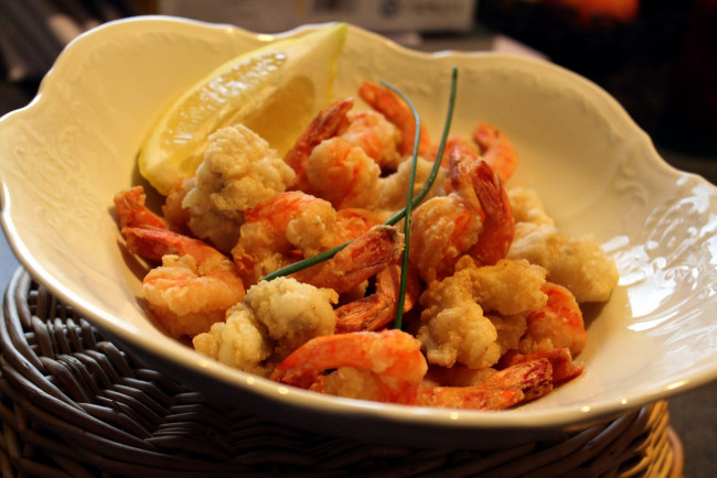 Обои картинки фото еда, рыбные блюда,  с морепродуктами, лимон, креветки