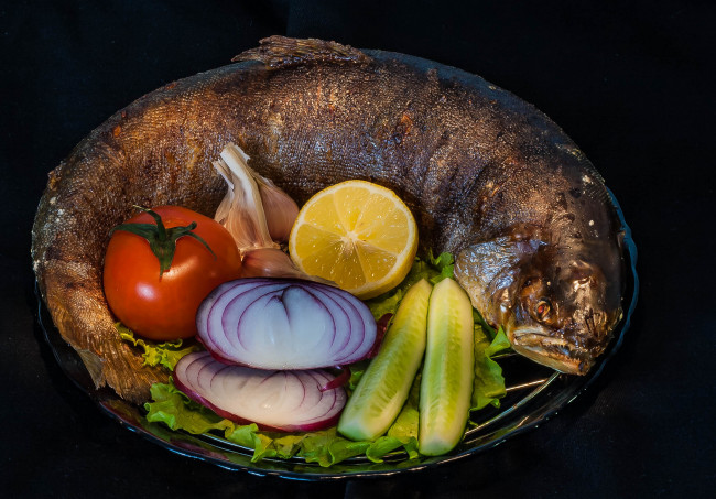 Обои картинки фото еда, рыба,  морепродукты,  суши,  роллы, рыбка, томаты, помидоры