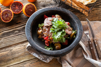 Картинка еда мясные+блюда мясо жареное кусочки зелень