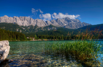 Картинка природа реки озера скалы облака деревья озеро лес небо камыши германия горы lake eibsee альпы солнечно