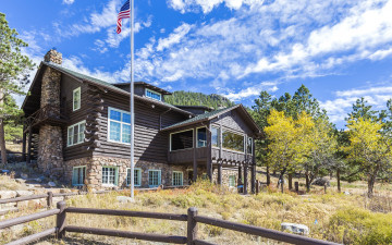 Картинка города -+здания +дома камни трава небо дом забор деревья colorado лес облака осень солнце горы склон