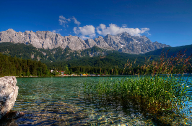 Обои картинки фото природа, реки, озера, скалы, облака, деревья, озеро, лес, небо, камыши, германия, горы, lake, eibsee, альпы, солнечно