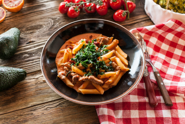 Обои картинки фото еда, макаронные блюда, зелень, вкусно, соус, макароны, томаты, помидоры