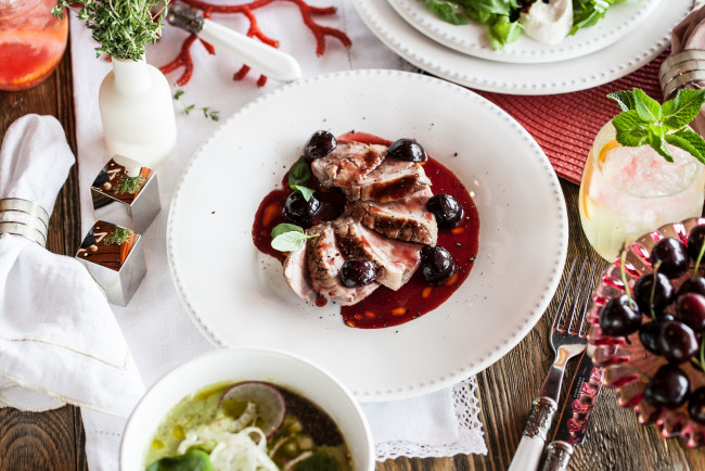 Обои картинки фото еда, мясные блюда, вкусно, мясо, соус, блюдо