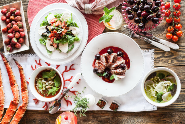 Обои картинки фото еда, разное, соус, мясо, вкусно, пир, салат