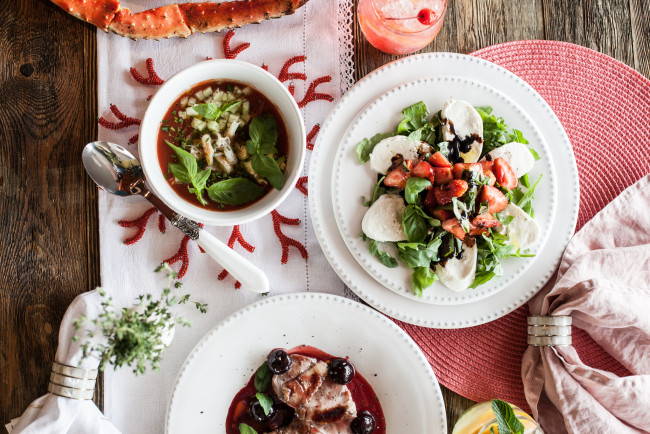 Обои картинки фото еда, разное, вкусно, пир, соус, мясо, салат