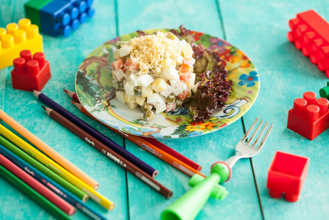 Обои картинки фото еда, салаты,  закуски, оливки, фета, огурцы, помидоры, овощи, салат