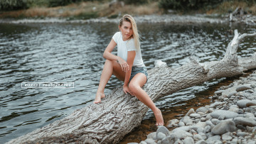 Картинка девушки -unsort+ блондинки +светловолосые загорелые женщины на открытом воздухе камни джинсовые шорты вода дерево блондинка