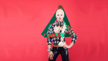 Картинка giulia+regain музыка -другое giulia regain кофта наушники блондинка треугольник штаны