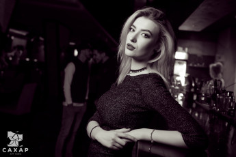 Картинка девушки -unsort+ черно-белые+обои платье кафе люди блондинка