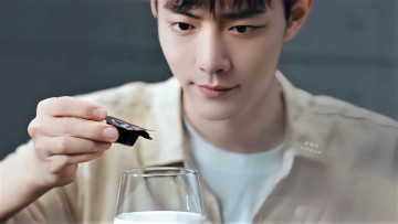 Картинка мужчины xiao+zhan актер лицо пакетик бокал