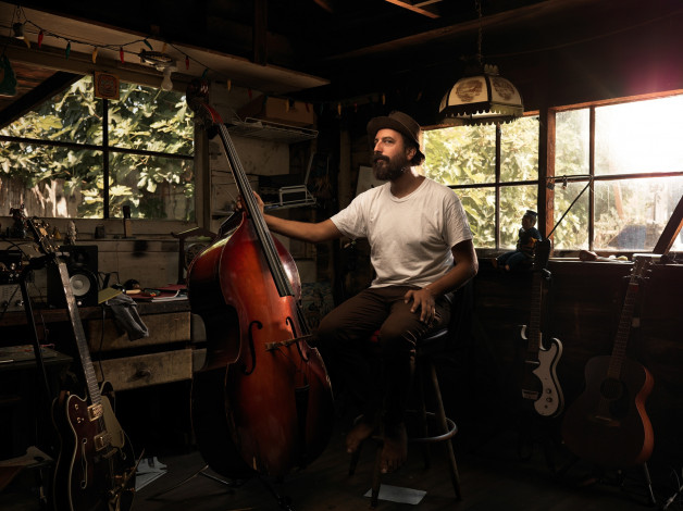 Обои картинки фото музыка, -другое, мужчина, сарай, контрабас, гитары