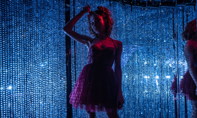 Обои картинки фото девушки, - брюнетки,  шатенки, golden, girls, ночной, клуб, модель