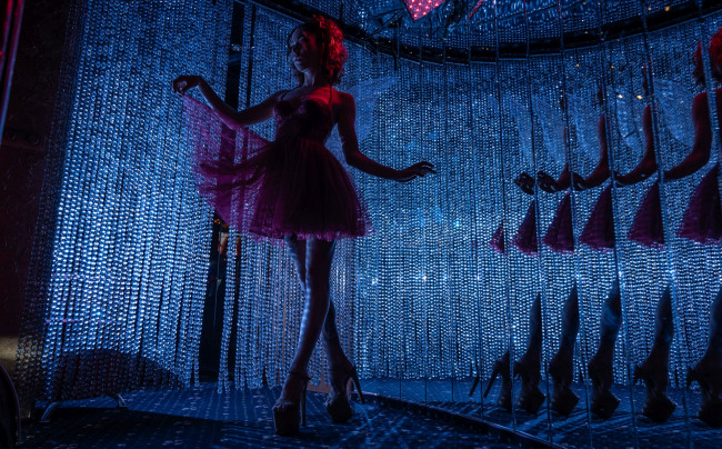 Обои картинки фото девушки, - брюнетки,  шатенки, golden, girls, ночной, клуб, модель