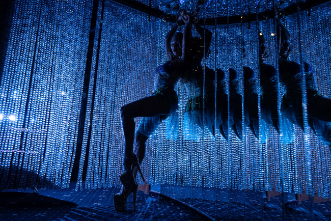 Обои картинки фото девушки, - брюнетки,  шатенки, golden, girls, ночной, клуб, модель