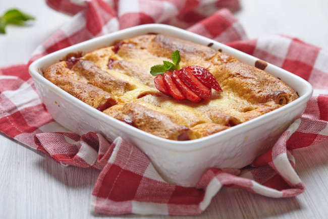 Обои картинки фото еда, пироги, скатерть, пирог, клубника