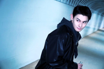 Картинка мужчины wang+zhuocheng актер куртка бутылка тоннель