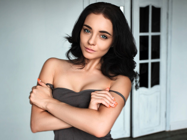 Обои картинки фото девушки, - брюнетки,  шатенки, брюнетка, топ, дверь