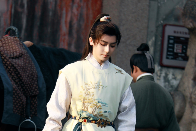 Обои картинки фото кино фильмы, the glory, парень, лошадь, стена