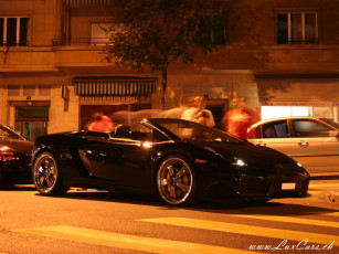 Картинка автомобили выставки уличные фото