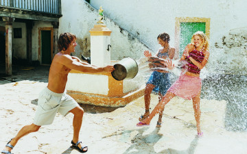 Картинка разное люди парень ведро брызги девушки вода