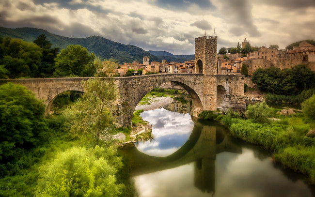 Обои картинки фото besal&, 250, catalonia, spain, города, мосты, besalu, fluvia, river, бесалу, каталония, испания, река, флувия, отражение