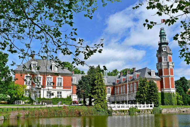 Обои картинки фото hvedholm, castle, дания, города, дворцы, замки, крепости, парк, река, замок