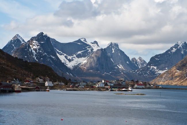 Обои картинки фото lofoten, islands, norway, города, пейзажи, остров, горы, озеро, дома