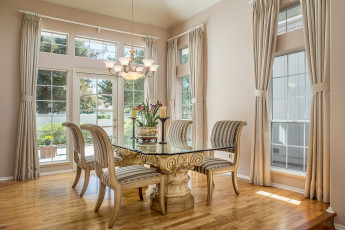 Картинка интерьер столовая стол стулья