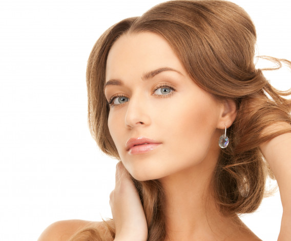 Обои картинки фото девушки, -unsort , лица,  портреты, лицо, губы, макияж, шея, голубые, глаза, взгляд, серьга, белый, фон, девушка