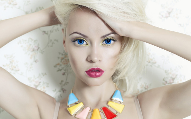 Обои картинки фото девушки, -unsort , лица,  портреты, губы, макияж, взгляд, модель, фон, девушка, украшение, руки, блондинка