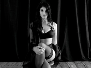 Картинка девушки -unsort+ Черно-белые+обои джемма артертон gemma arterton актриса модель позирует сидя взгляд фигура белье фотосессия журнал un-titled project шторы доски черно-белое фотограф dennis golonka