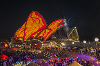 Картинка города сингапур+ сингапур ночь огни иллюминация узор цвет подсветка отражение город вода люди