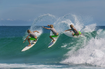 Картинка спорт серфинг сёрфинг море волны парень брызги
