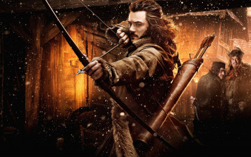 Картинка кино+фильмы the+hobbit +the+desolation+of+smaug стрелы лук люк эванс озёрный город эсгарот хоббит arrow bow bard the bowman пустошь смауга или туда и обратно luke evans lake-town esgaroth hobbit desolation of smaug бард лучник