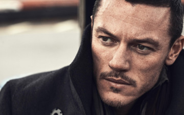Картинка мужчины luke+evans веснушки мужчина luke evans пальто люк эванс
