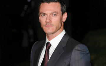 Картинка мужчины luke+evans взгляд мужчина люк эванс luke evans костюм