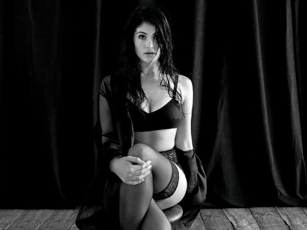 Обои картинки фото девушки, -unsort , Черно-белые обои, джемма, артертон, gemma, arterton, актриса, модель, позирует, сидя, взгляд, фигура, белье, фотосессия, журнал, un-titled, project, шторы, доски, черно-белое, фотограф, dennis, golonka