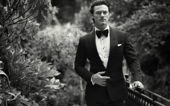 Обои картинки фото мужчины, luke evans, бабочка, костюм, luke, evans, мужчина, люк, эванс