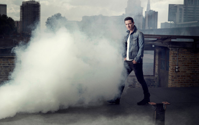 Обои картинки фото мужчины, luke evans, фотосесия, сентябрь, 2014, men's, health, люк, эванс, luke, evans